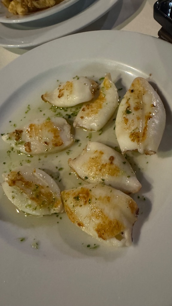 Valoración y opiniones de comida y bebida en Comarruga, El Pingüino Restaurante, Calamares plancha