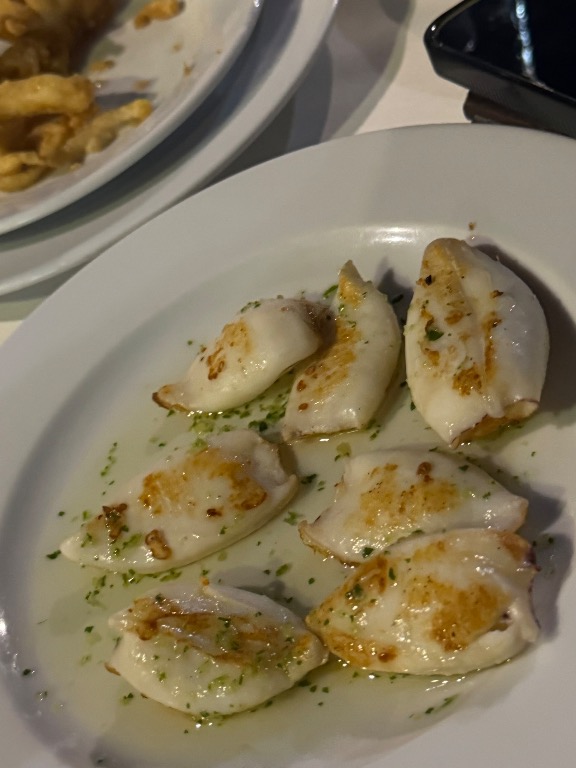 Valoración y opiniones de comida y bebida en Comarruga, El Pingüino Restaurante, Calamares plancha