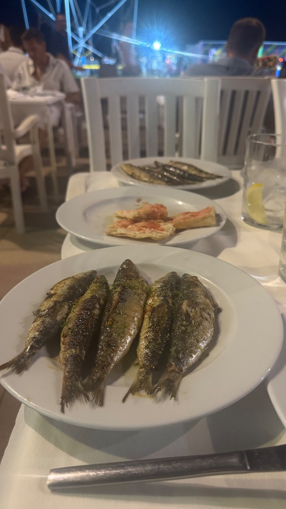 Valoración y opiniones de comida y bebida en Comarruga, El Pingüino Restaurante, Sardinas a la plancha