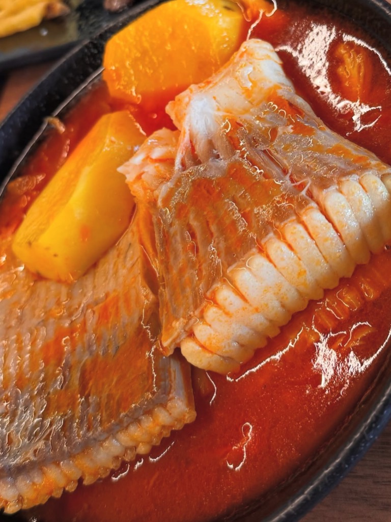 Carta de Restaurantes en Combarro, TINTANEGRA, Raya en caldeirada