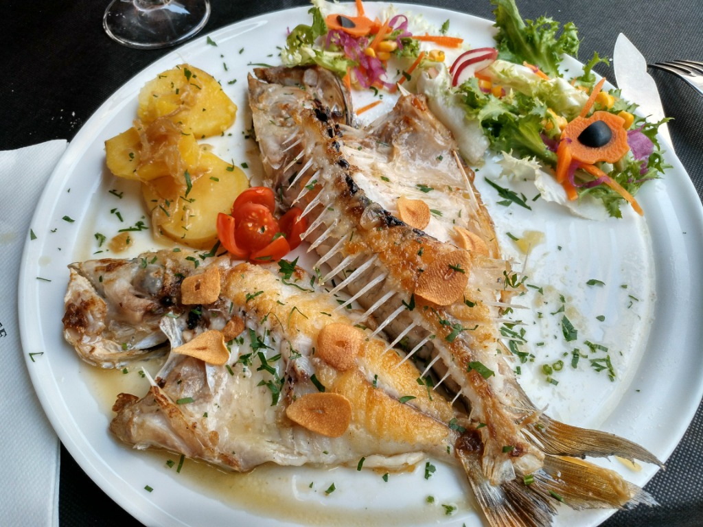 Gastronomy recommendation in Comillas: Dorada al horno