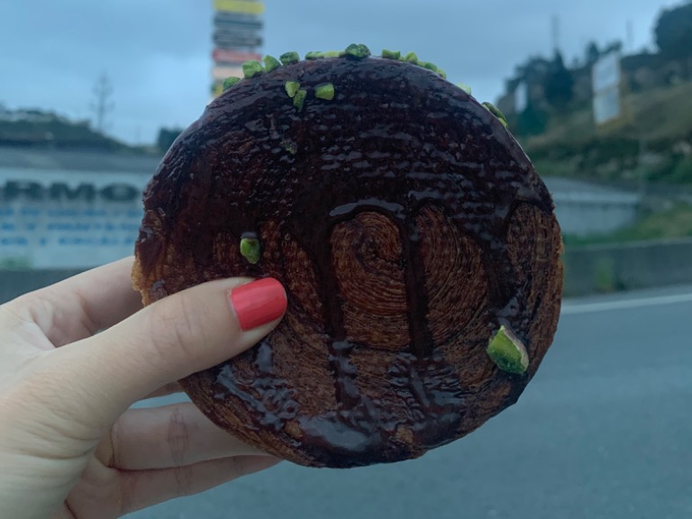 Carta de Bares en Coruña, Arte Cachito, NY Roll de pistacho