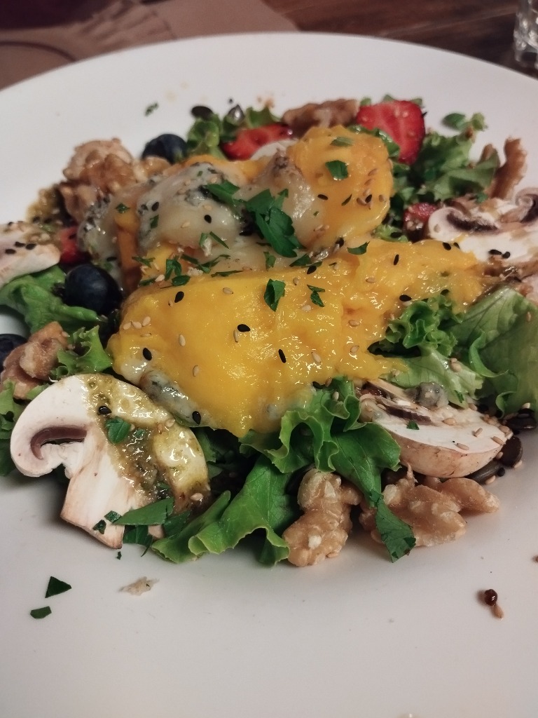 Carta de Restaurantes en Coruña, Barlovento, Ensalada de mango asado, queso azul y frutos secos