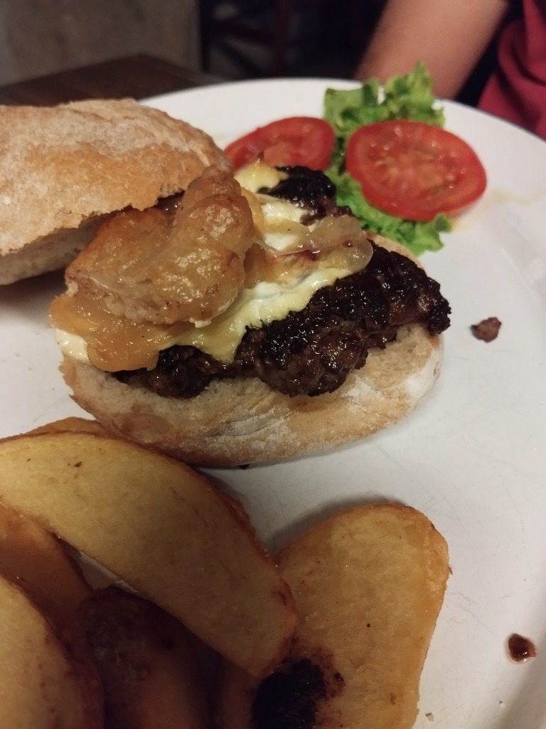 Carta de Restaurantes en Coruña, Barlovento, Hamburguesa picaña: picaña de vaca vieja gallega, queso brie, setas en tempura, cebolla tostada y ali-oli suave