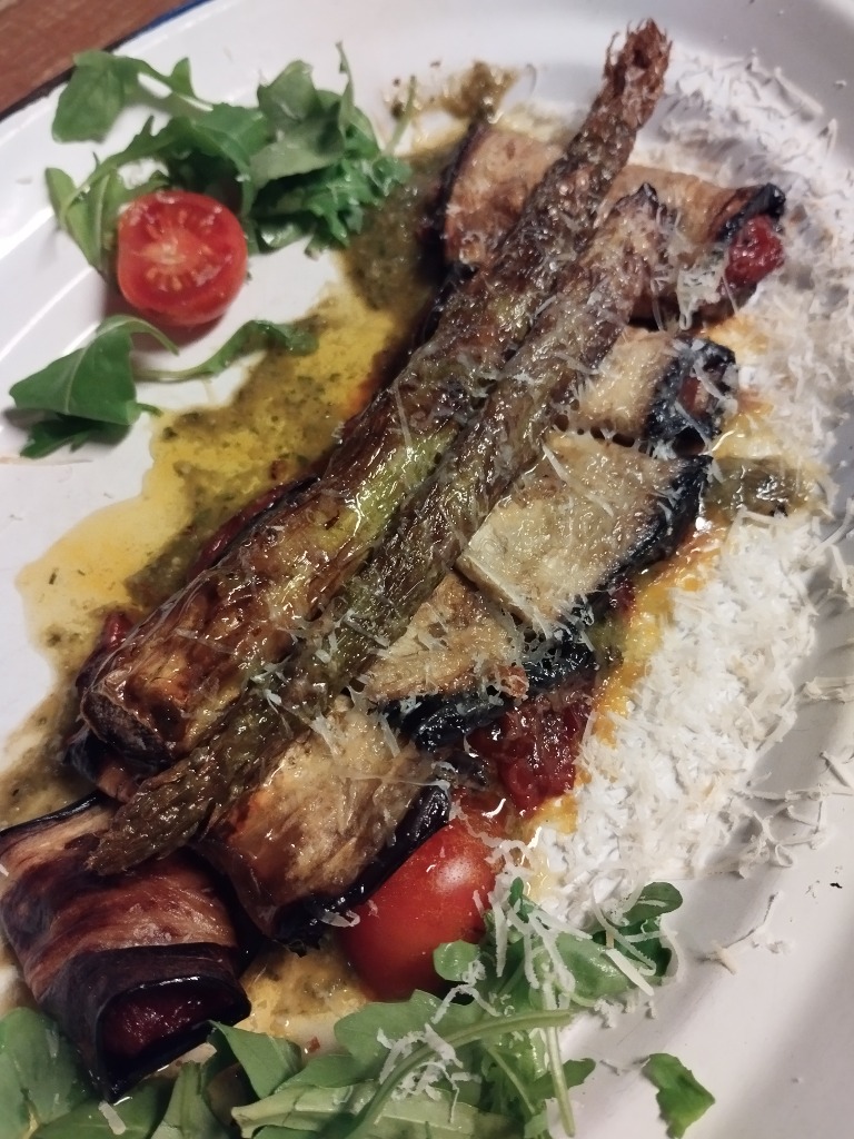 Carta de Restaurantes en Coruña, Barlovento, Rollitos de berenjena rellenos de pisto con queso gallego ahumado