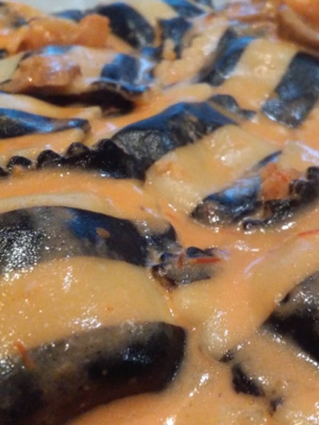 Menu of Restaurants in Coruña, Cambalache, Panzotti zebra (rellenos de vieiras, langostinos, buey de mar y mejillones) con salsa Cambalache (crema del chef con champiñones y gambas)