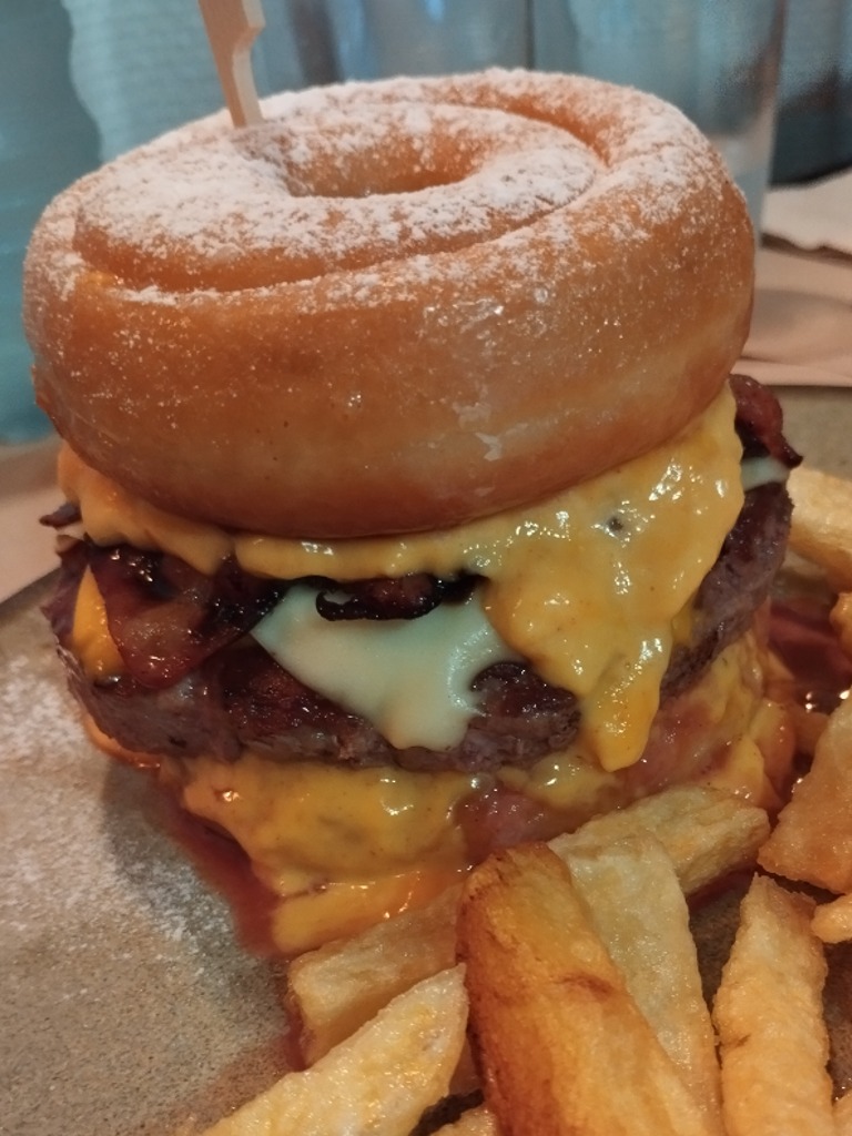 Carta de Restaurantes en Coruña, Cheesy Burger, The donut burger: donuts glaseados, carne de ternera gallega original, queso cheddar americano y queso suave, doble bacon y salsa cheesy