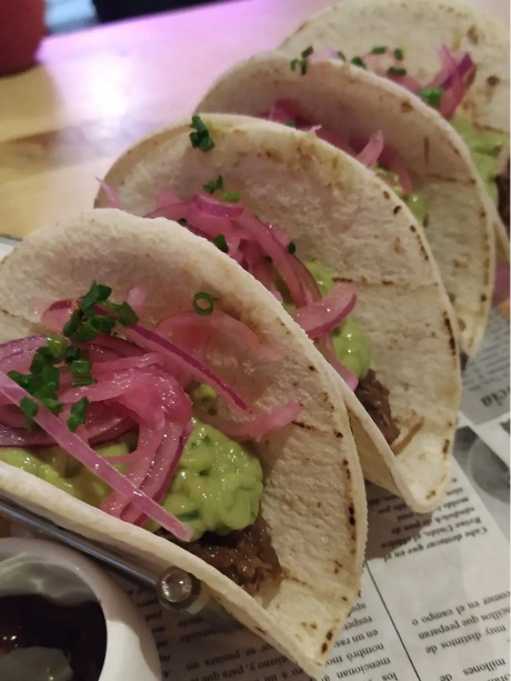 Menu of Restaurants in Coruña, Deabejas, Tacos mexigalegos con carrillera de ternera, guacamole y cebollita roja