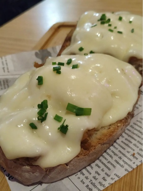 Menu of Restaurants in Coruña, Deabejas, Tosta de chicharrones y queso del país