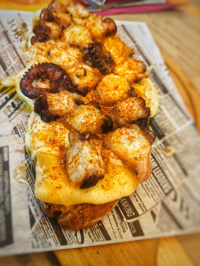Carta de Restaurantes en Coruña, El Tomate, Tosta de pulpo con queso