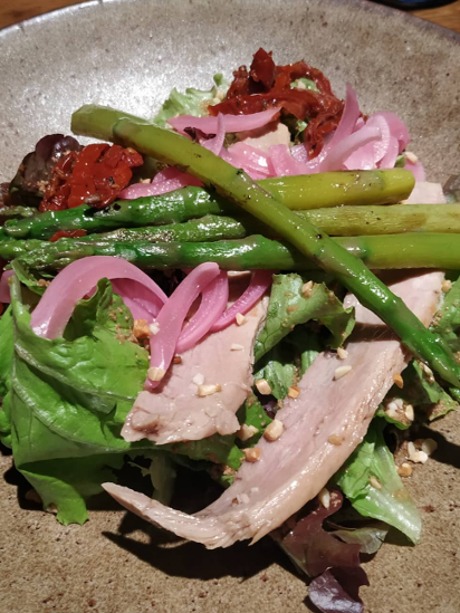 Carta de Restaurantes en Coruña, Mamá Chicó, Ensalada de ventresca de atún con tomate seco, lechuga, espárragos trigueros, cebolla roja y vinagreta de almendra