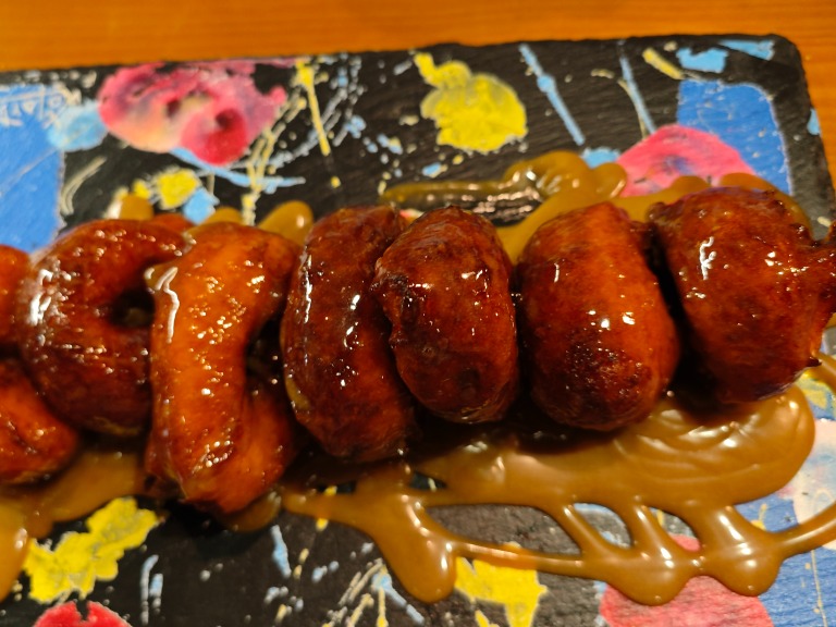 Gastronomy recommendation in Coruña: Picarones con toffee de panela