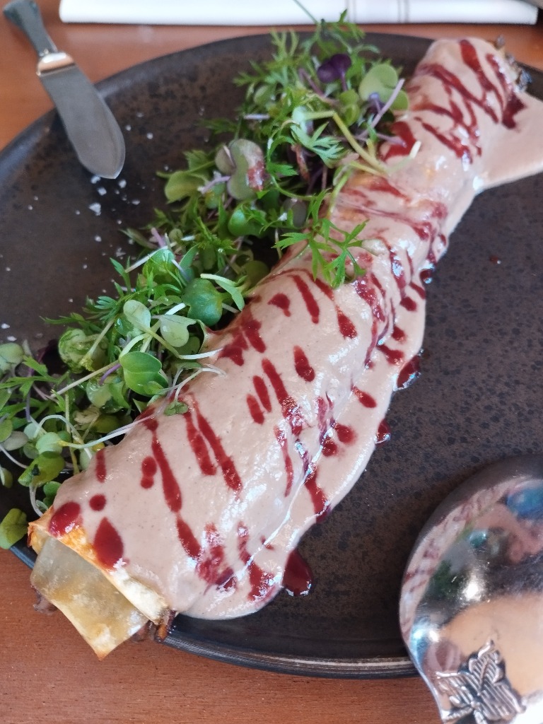 Menu of Restaurants in Coruña, Restaurante Peculiar, Canelón de pato francés confitado a la brasa lentamente, champiñón fresco, mousse de foie y vinagreta de frambuesas