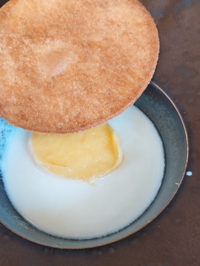 Menu of Restaurants in Coruña, Restaurante Peculiar, Lemon curd con yogur griego y galleta de almendras