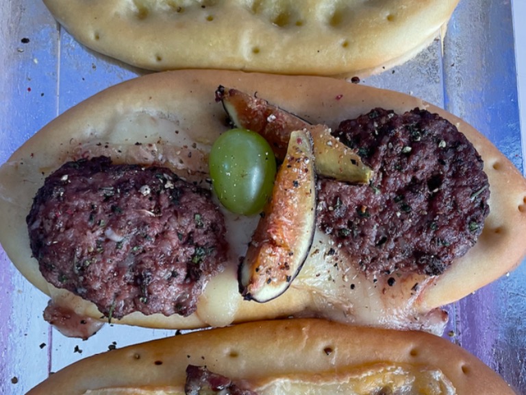 Carta de Caterings en Denia, COQUISSIMA, Coca de falafell, higos y uva