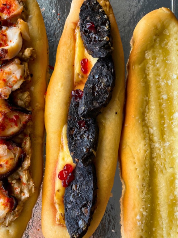 Carta de Caterings en Denia, COQUISSIMA, Coca de morcilla, queso con comino y esferificaciones de frambuesa
