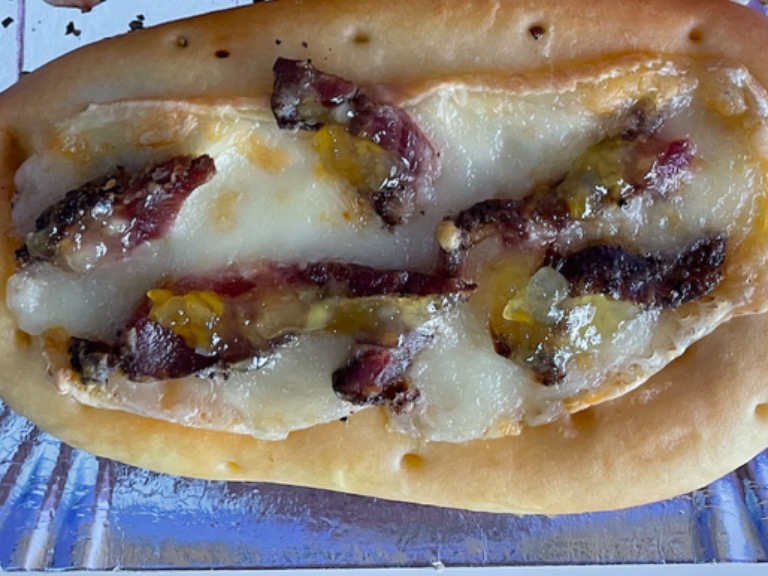 Carta de Caterings en Denia, COQUISSIMA, Coca de pastrami, queso taleggio y mermelada de mango