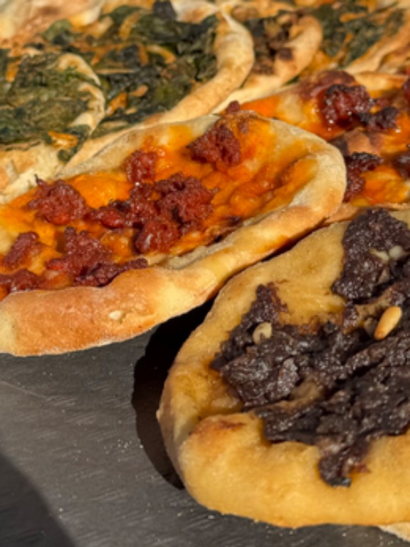 Carta de Restaurantes en Denia, Restaurante Pont Sec, Coca de sobrasada, miel y queso