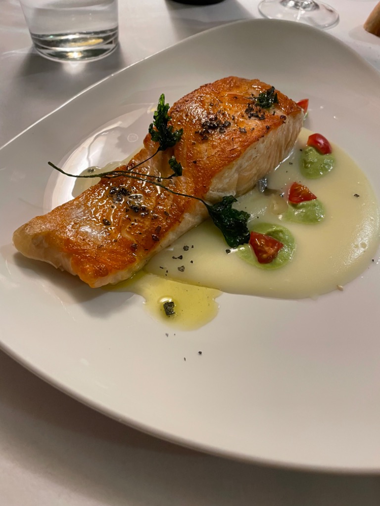 Carta de Restaurantes en Donamaria, Donamariako Benta Restaurante, Salmon a la plancha con pure de patata y mahonesa de espinaca