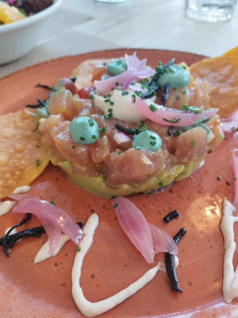 Carta de Restaurantes en Donostia, Botanika, Tartar de bonito de Hondarribia con aguacate