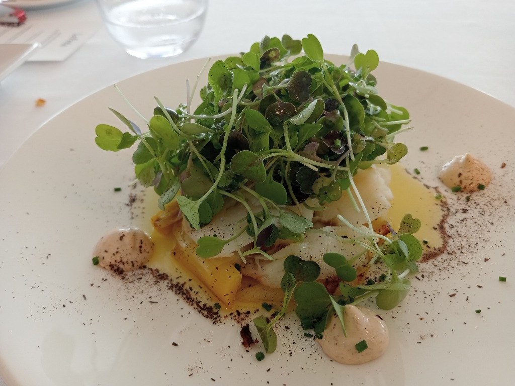Carta de Restaurantes en Donostia, La Perla Taberna Jatetxea, Ensalada de puerros y bacalao con emulsión de avellana tostada