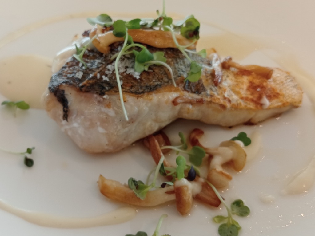 Carta de Restaurantes en Donostia, La Perla Taberna Jatetxea, Merluza de anzuelo con setas shimeji y salsa de tomillo y limón