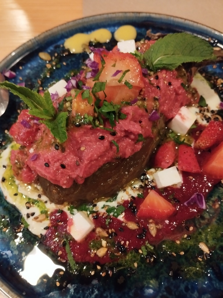 Carta de Restaurantes en Donostia, Mapa Verde, Berenjena al grill sobre salsa de yogur y menta con fruta de temporada, hummus de remolacha, queso estilo feta y pesto