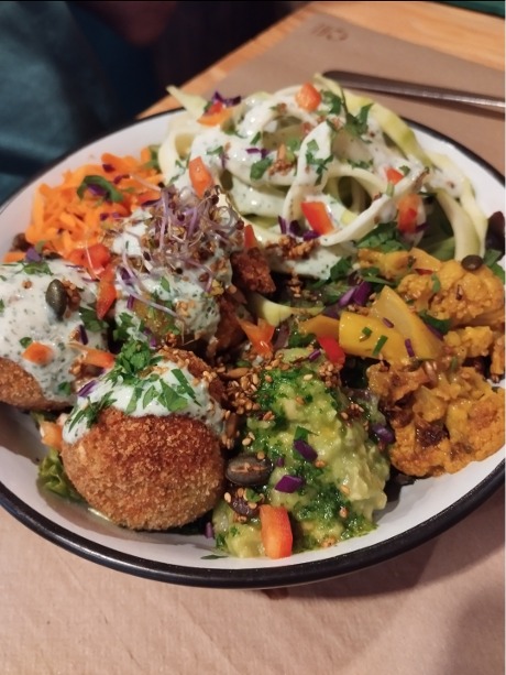 Carta de Restaurantes en Donostia, Mapa Verde, Buddha bowl de falafel, guacamole, coliflor especiada al horno, zanahoria, variado de lechugas, zoodles de calabacín y salsa de yogur y menta