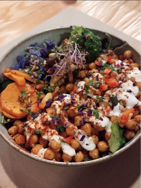 Carta de Restaurantes en Donostia, Mapa Verde, Buddha bowl de garbanzos salteados con comino, boniato al horno, col lombarda, brócoli, variado de lechugas, setas shitake y alioli