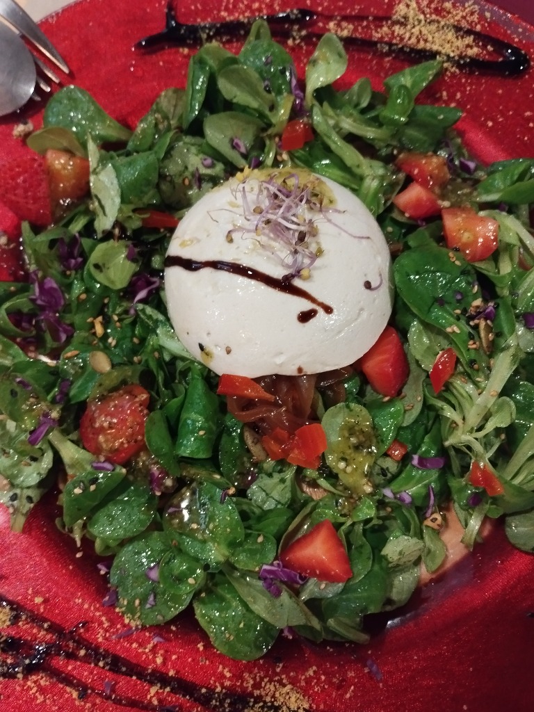 Carta de Restaurantes en Donostia, Mapa Verde, Burrata trufada sobre crema fría de tomate, cebolla caramelizada, canónigos y pesto