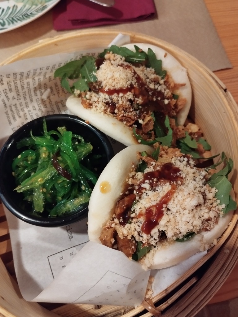 Carta de Restaurantes en Donostia, Mapa Verde, Pan bao relleno de seitán con salsa teriyaki y ensalada de alga wakame
