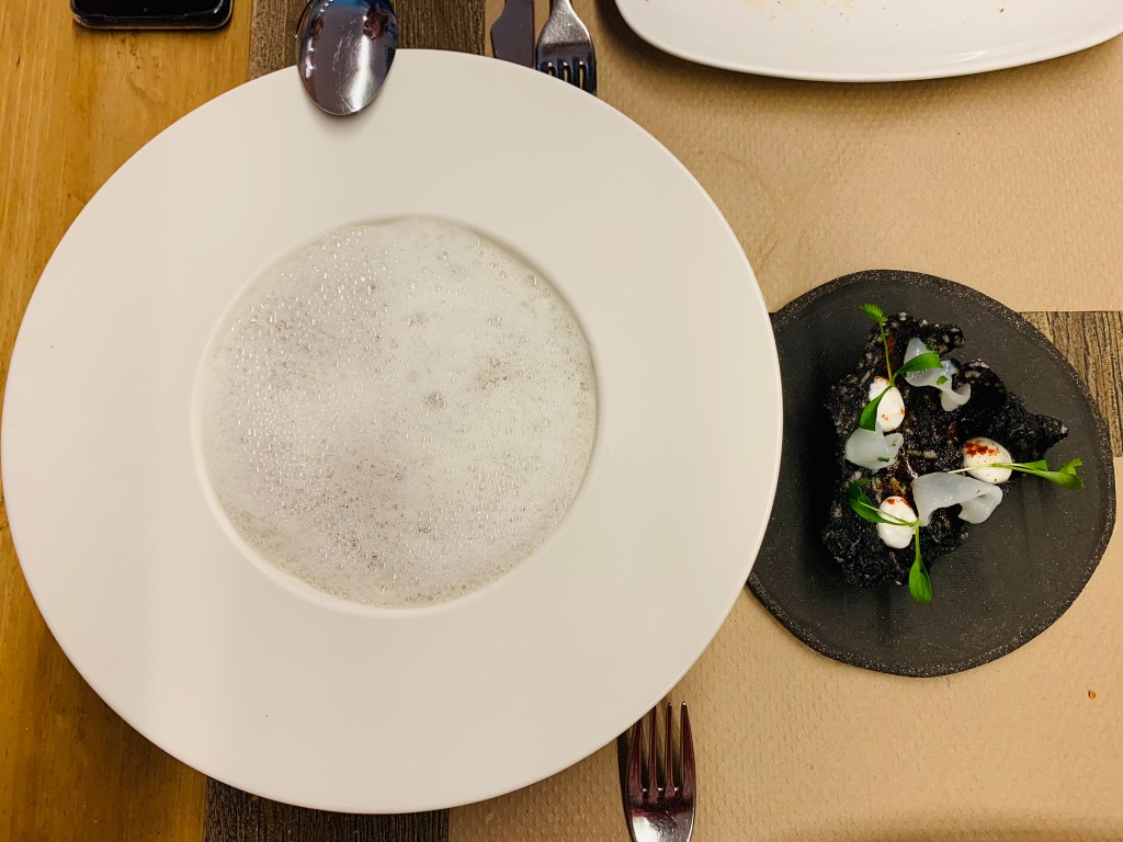 Recomendación gastronómica de Donostia: Arroz de chipirón, coco y snack de tinta