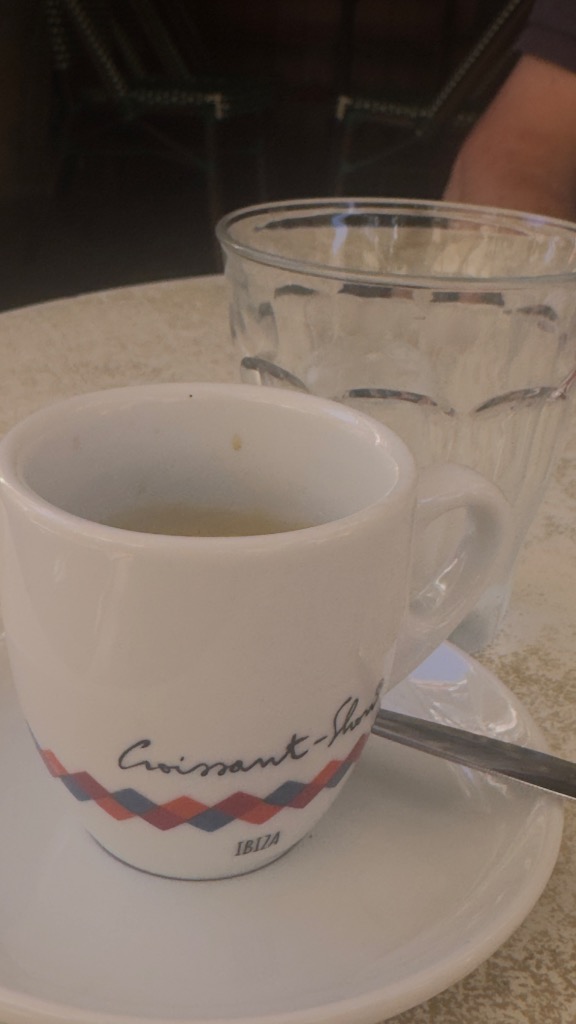 Valoración y opiniones de comida y bebida en Eivissa, Croissant Show, Café con hielo