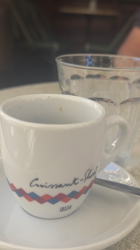 Valoración y opiniones de comida y bebida en Eivissa, Croissant Show, Café con hielo