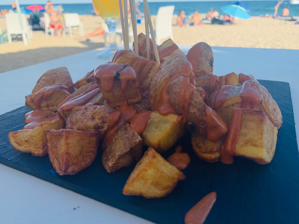Carta de Chiringuitos en El Masnou, Jarana Ocata Beach, Patatas bravas