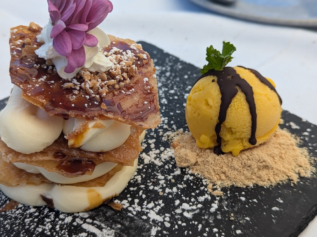 Carta de Restaurantes en El Saler, Mikkonos Beach Club, Milhojas de teka caramelizada con crema de queso