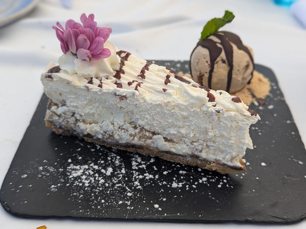 Carta de Restaurantes en El Saler, Mikkonos Beach Club, Tarta Mikkonos (plátano, nata y dulce de leche)