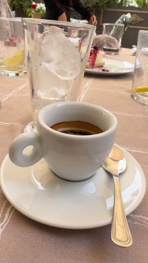 Valoración y opiniones de comida y bebida en El Vendrell, Restaurant Masia Francàs, Café con hielo