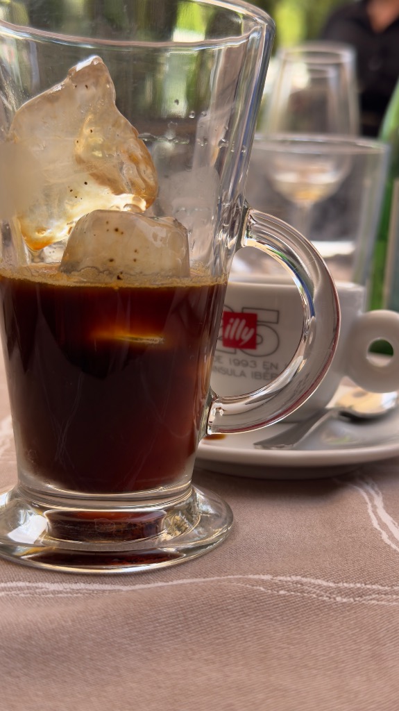 Valoración y opiniones de comida y bebida en El Vendrell, Restaurant Masia Francàs, Café con hielo