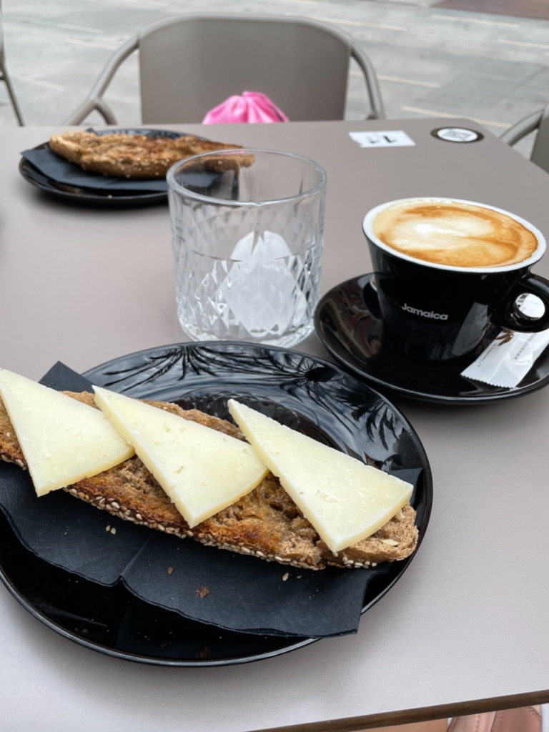 Carta de Cafeterías en Elche, Boutique de Café, Tostada integral con queso