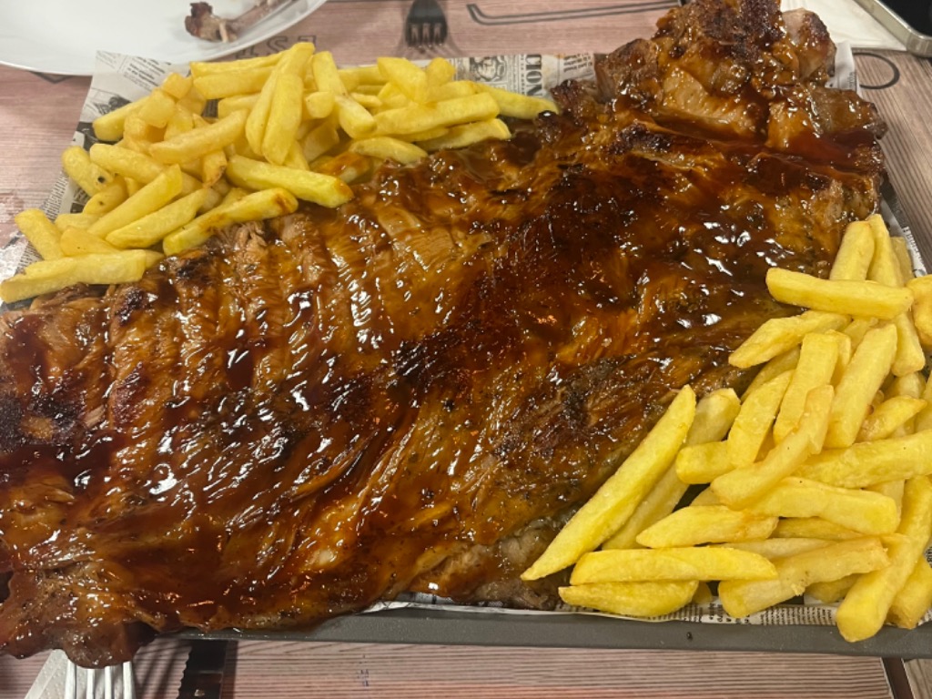 Carta de Restaurantes en Elche, El Mercado Food Hall, Costillar a baja temperatura con patatas y salsa barbacoa