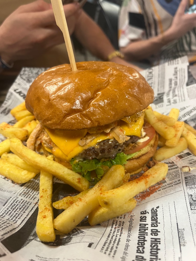 Carta de Restaurantes en Elche, El Mercado Food Hall, Hamburguesa de costillas deshuesado, ternera, queso, arepa, lechuga, tomate y cebolla crispy