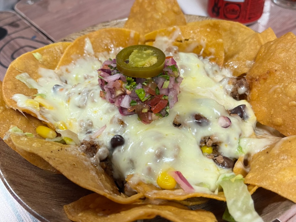 Carta de Restaurantes en Elche, El Mercado Food Hall, NACHOS, Totopos con carne, frijoles, maíz tierno, lechuga, queso y pico de gallo