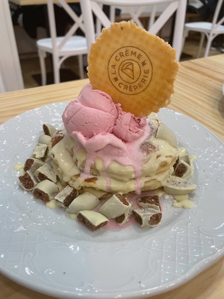 Carta de Cafeterías en Elche, La Creme Crepería, Pancakes con chocolate blanco, philipinos y helado de fresa.