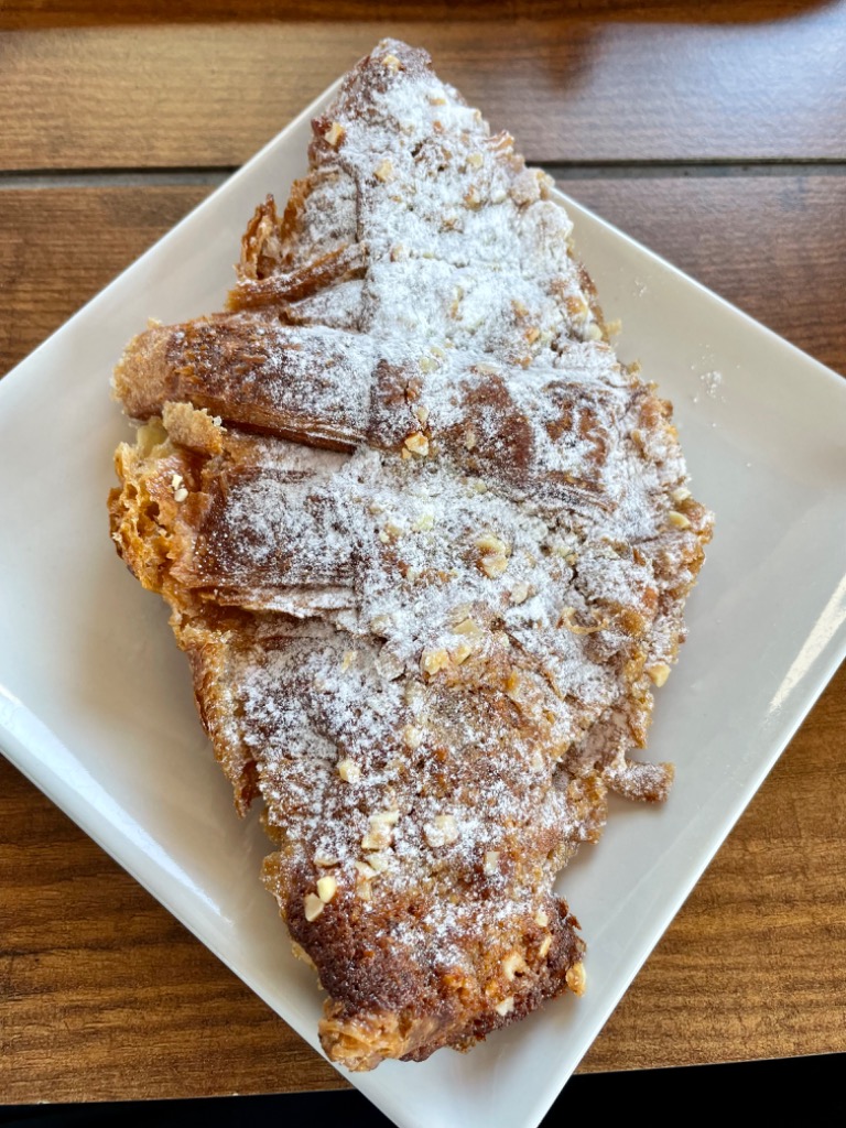 Carta de Cafeterías en Finestrat, De Sabors, Croissant de almendra