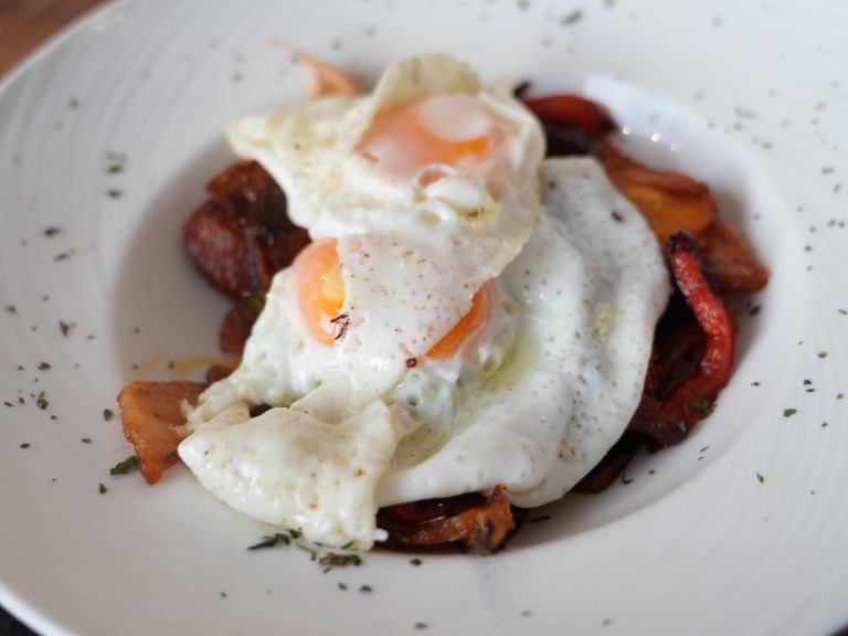 Carta de Restaurantes en Formentera, Restaurant Can Forn, Huevos rotos con butifarra