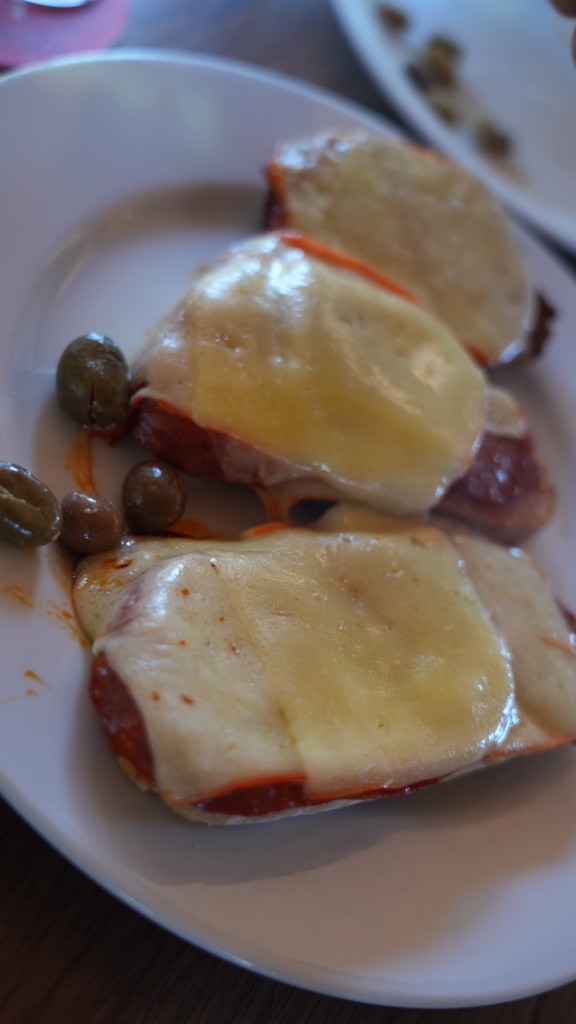 Valoración y opiniones de comida y bebida en Formentera, Restaurant Can Rafalet, Tostada de sobrasada con queso de Mahon
