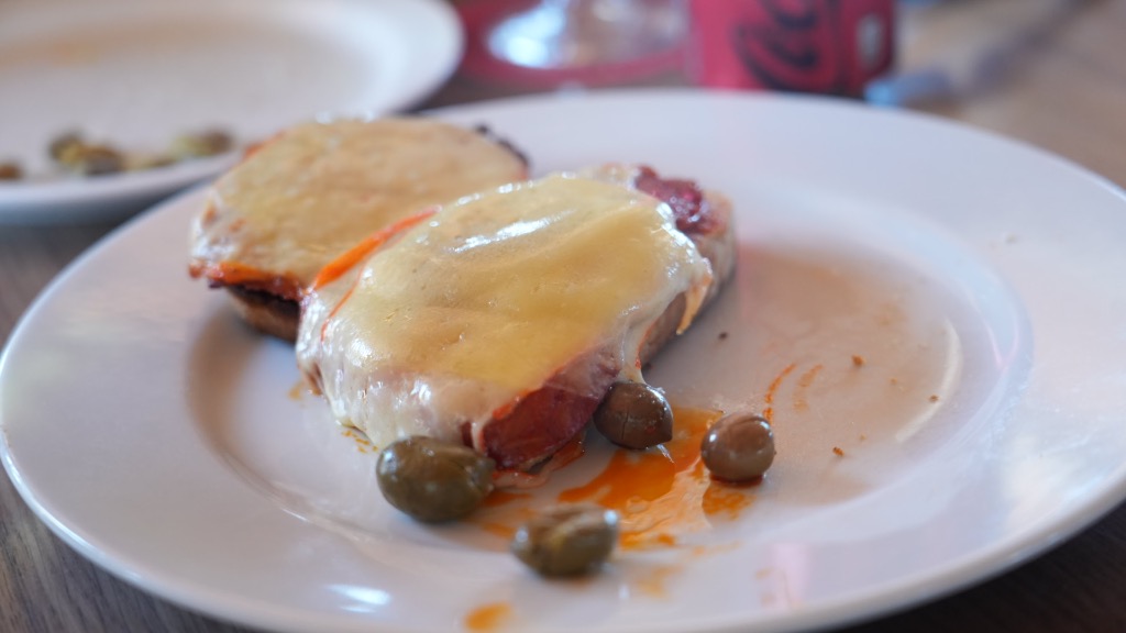 Valoración y opiniones de comida y bebida en Formentera, Restaurant Can Rafalet, Tostada de sobrasada con queso de Mahon