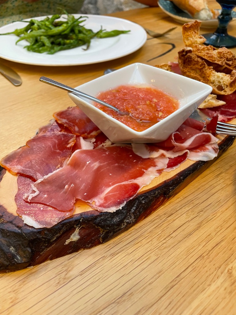 Carta de Restaurantes en Fuenterrabía, Arroka Berri Jatetxea, Euskaltxerri, jamón y lomo de la casa Maskarada con pan de cristal y tomate natural