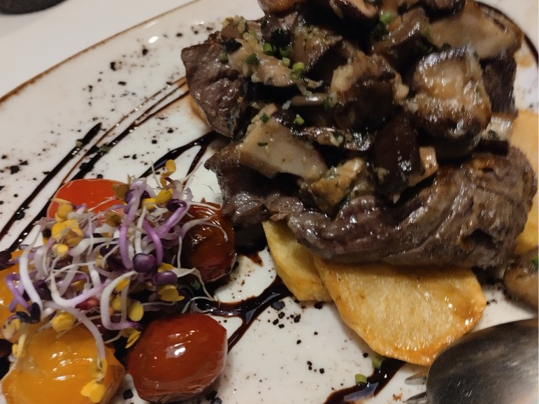 Carta de Restaurantes en Gijón, La Cacharrería, Solomillo de vaca mayor al PX con setas